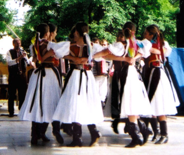 Polish folk dancers